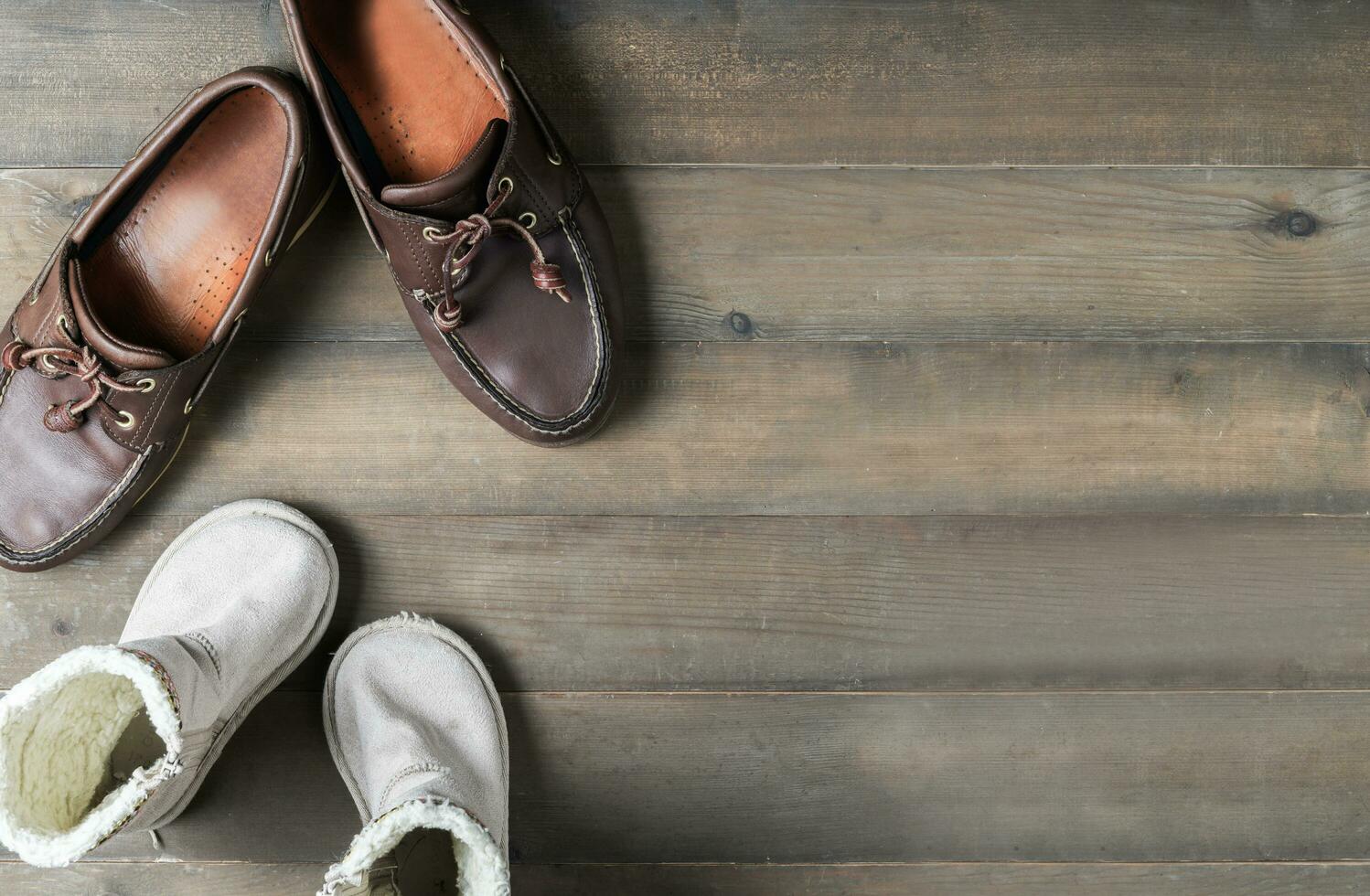 padre y hijo marrón cuero botas Zapatos en de madera foto