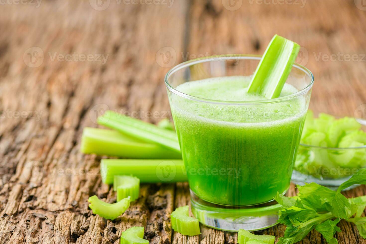 Fresco verde apio jugo en vaso foto