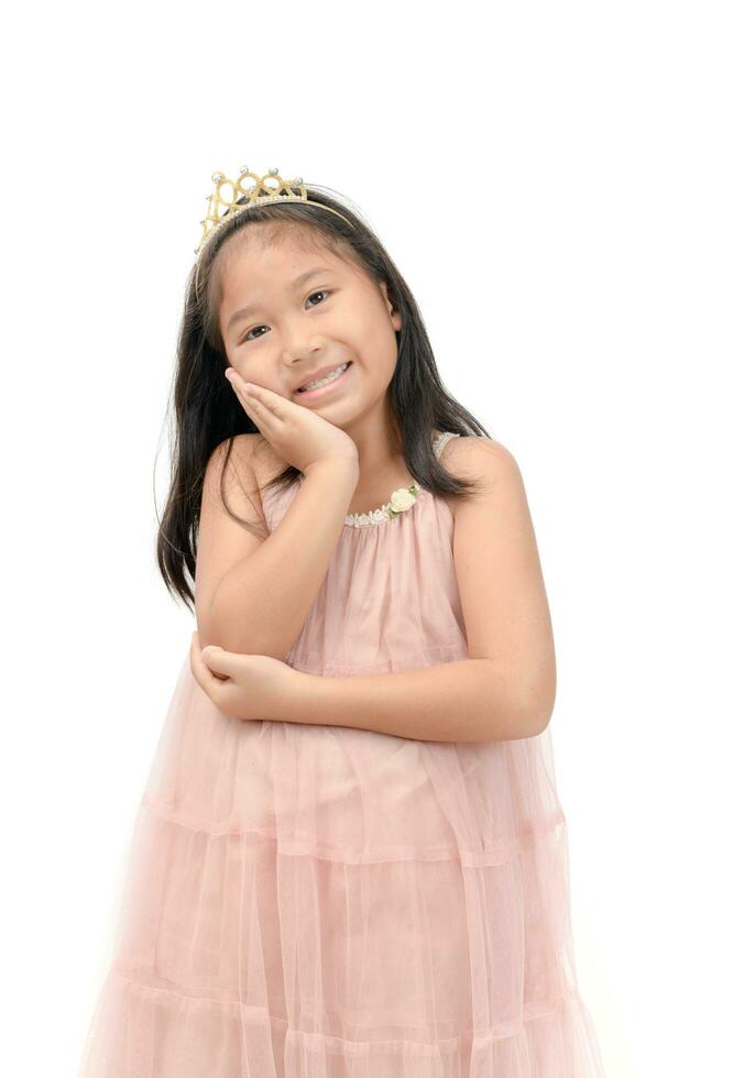 pequeño princesa sonrisa en rosado vestir aislado foto