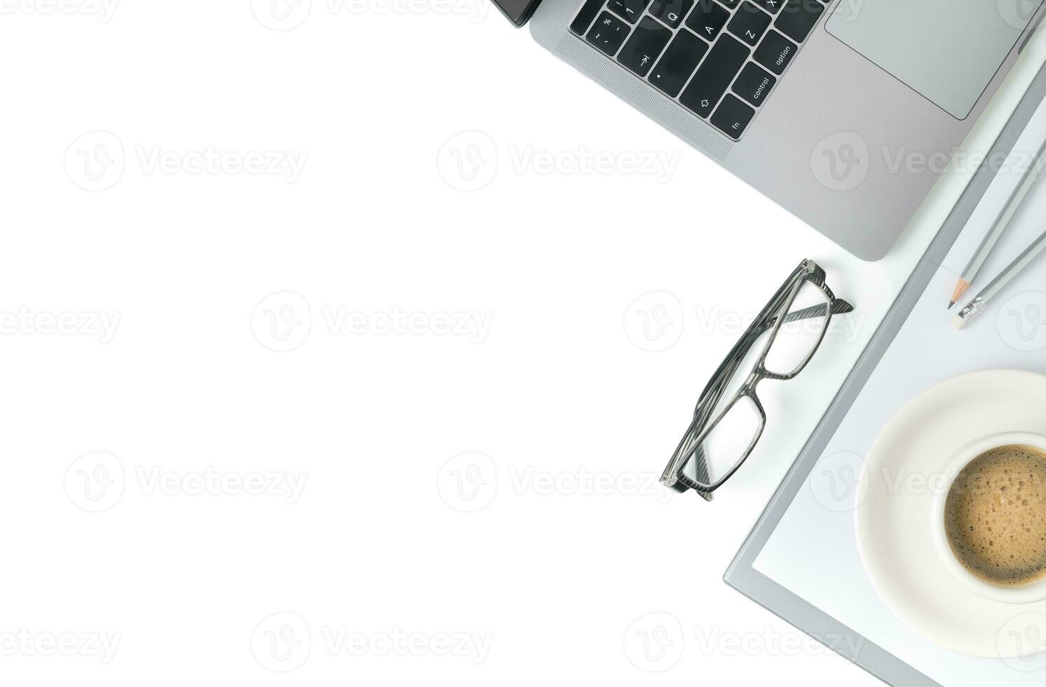escritorio con computadora portátil, ojo anteojos, cuaderno y un taza de café aislado foto