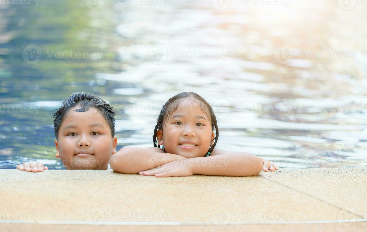 hermana y hermano jugando a nadando piscina, foto