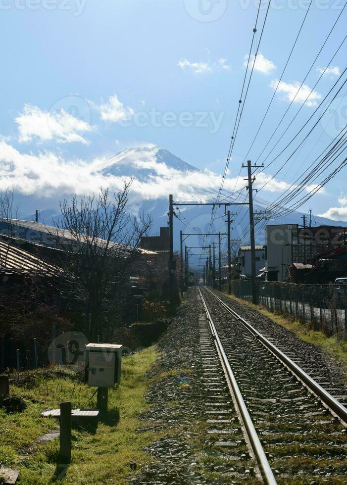 ferrocarril a fuji montaña a fujiyoshida ciudad foto