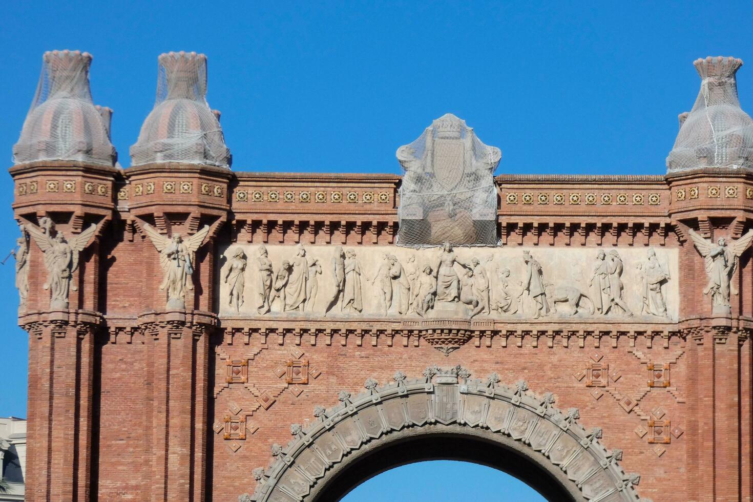 Triumphal Arch of the city of Barcelona photo