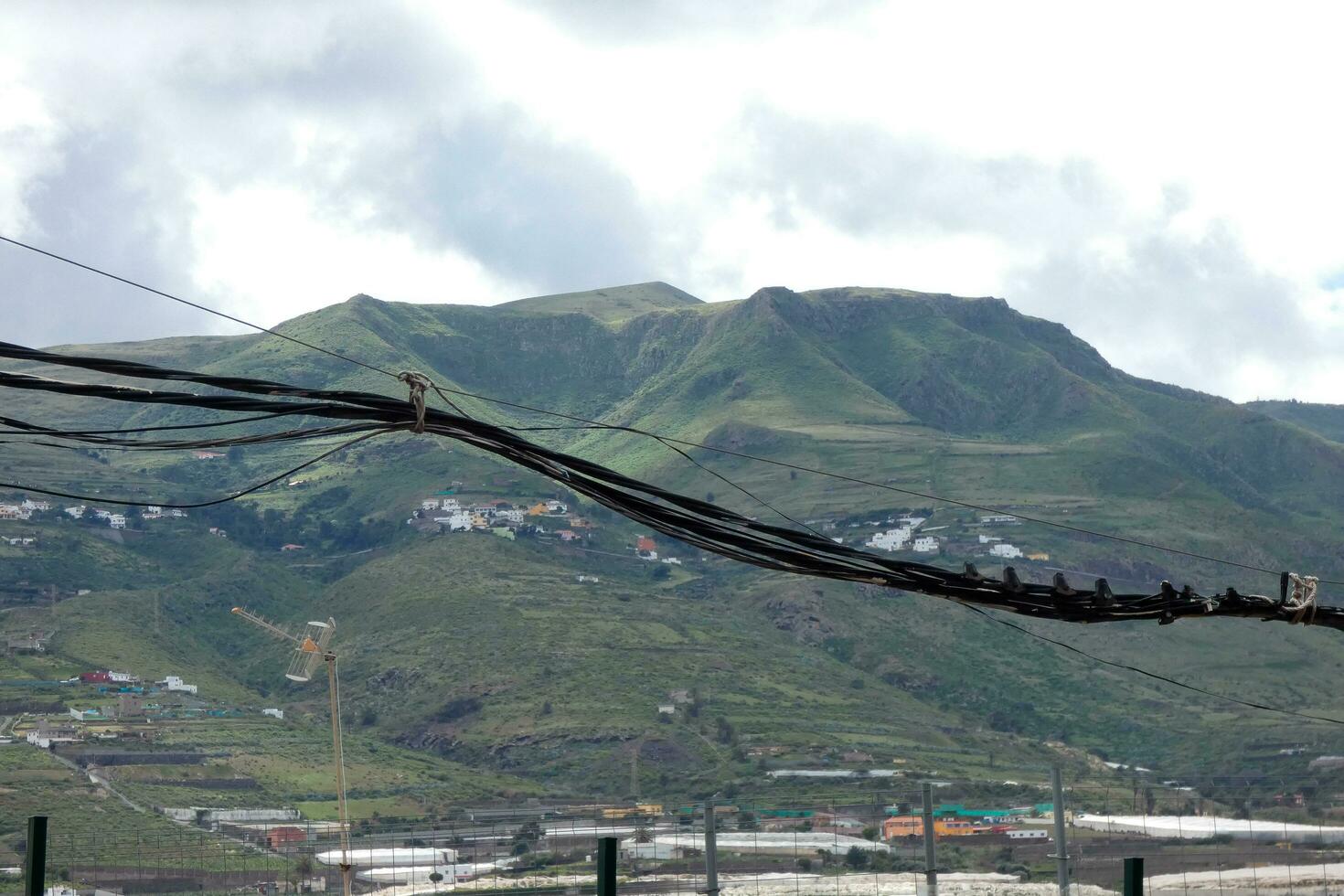 eléctrico cables con montaña antecedentes foto