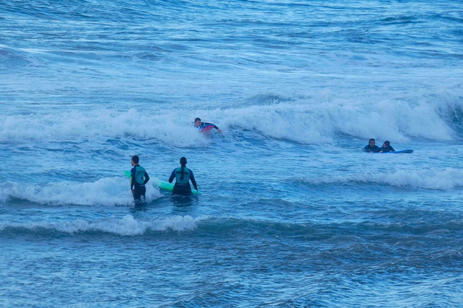 joven Atletas practicando el agua deporte de surf foto