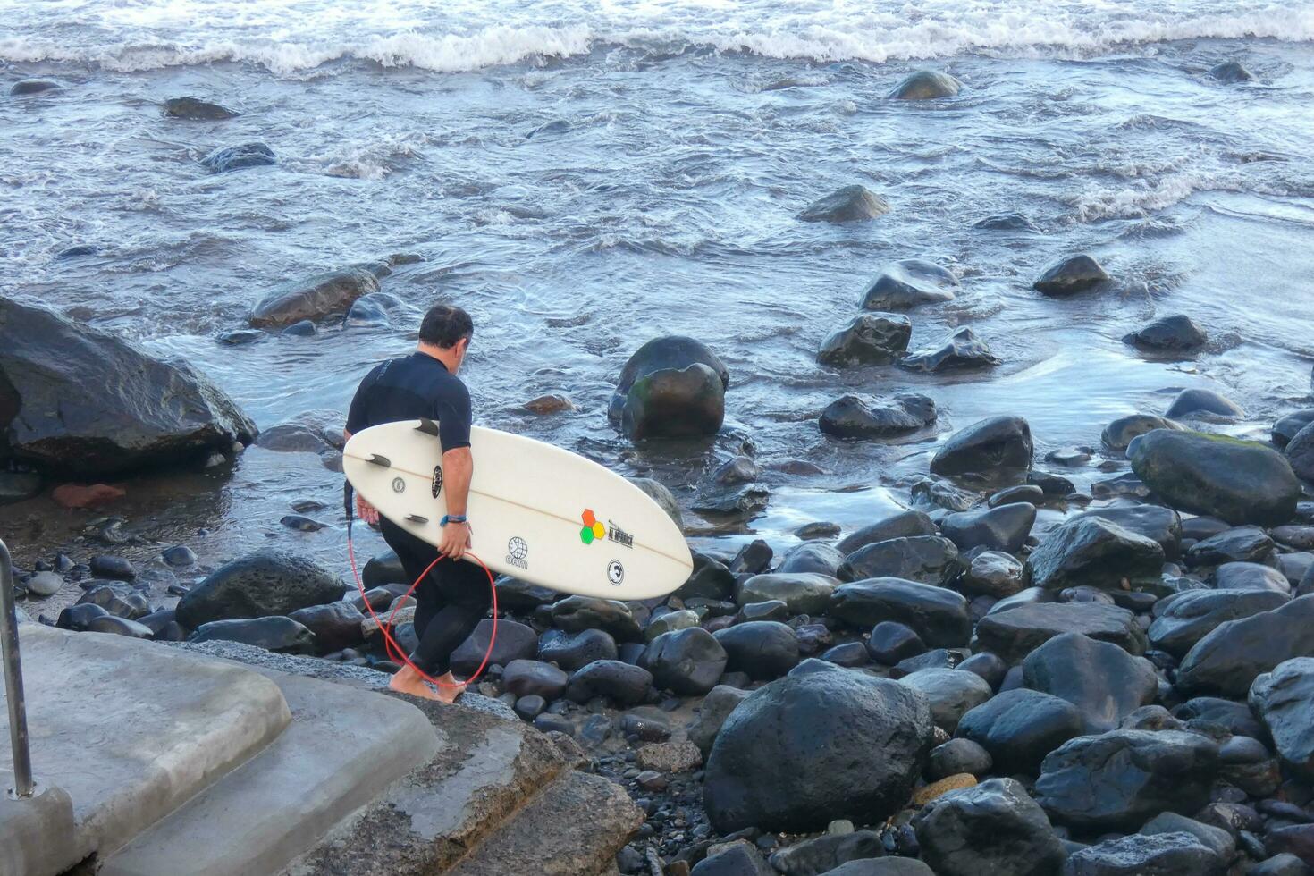 joven Atletas practicando el agua deporte de surf foto