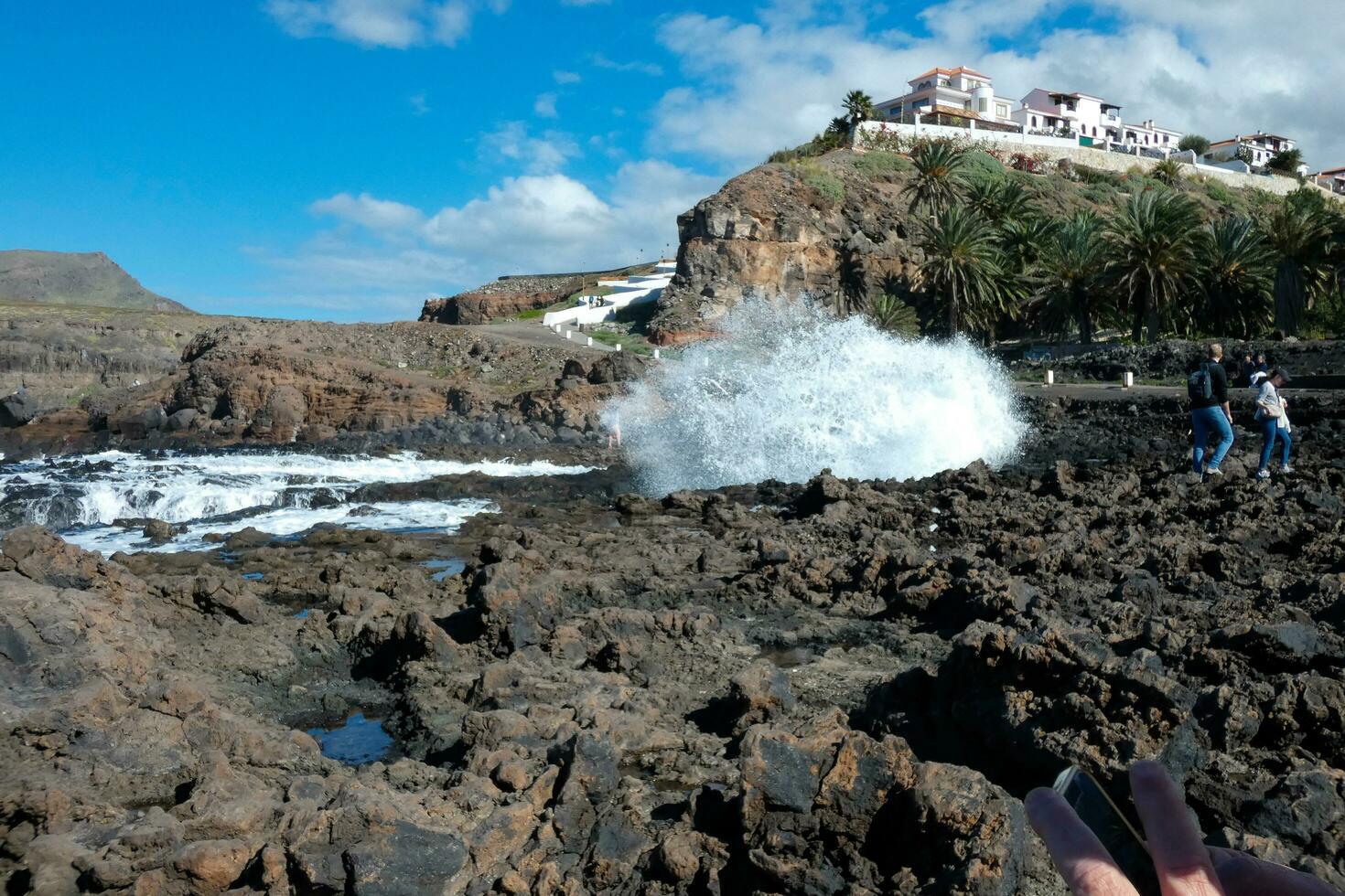 grande olas estrellarse en contra el rocas en el Oceano foto