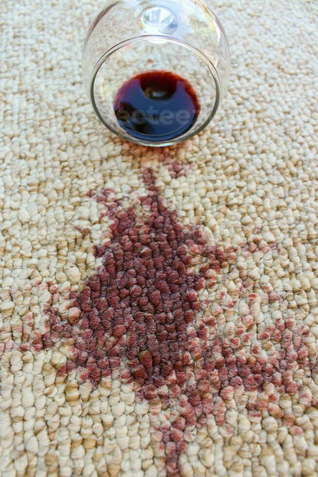 vaso de rojo vino cayó en alfombra, vino derramado en alfombra foto