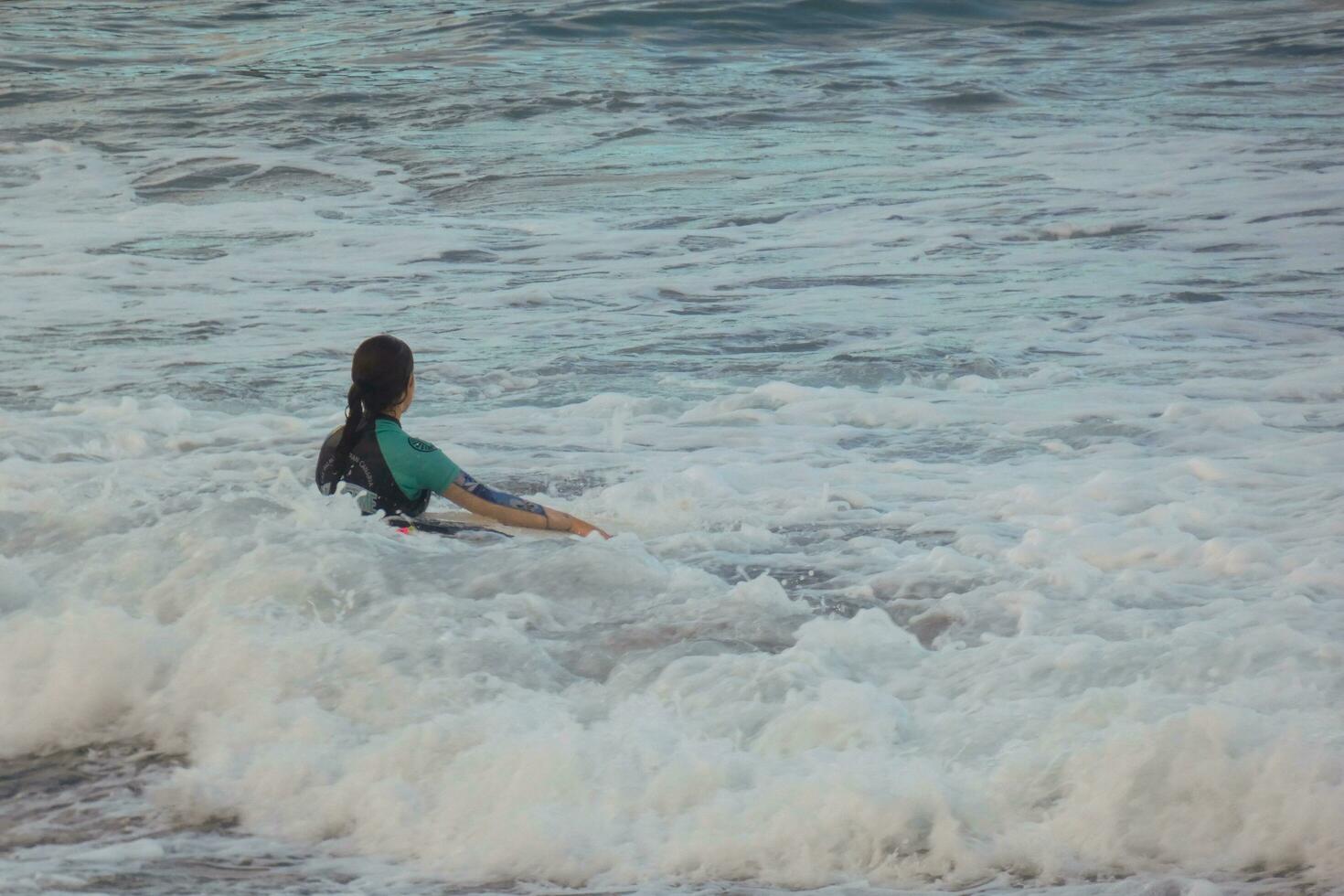 joven Atletas practicando el agua deporte de surf foto