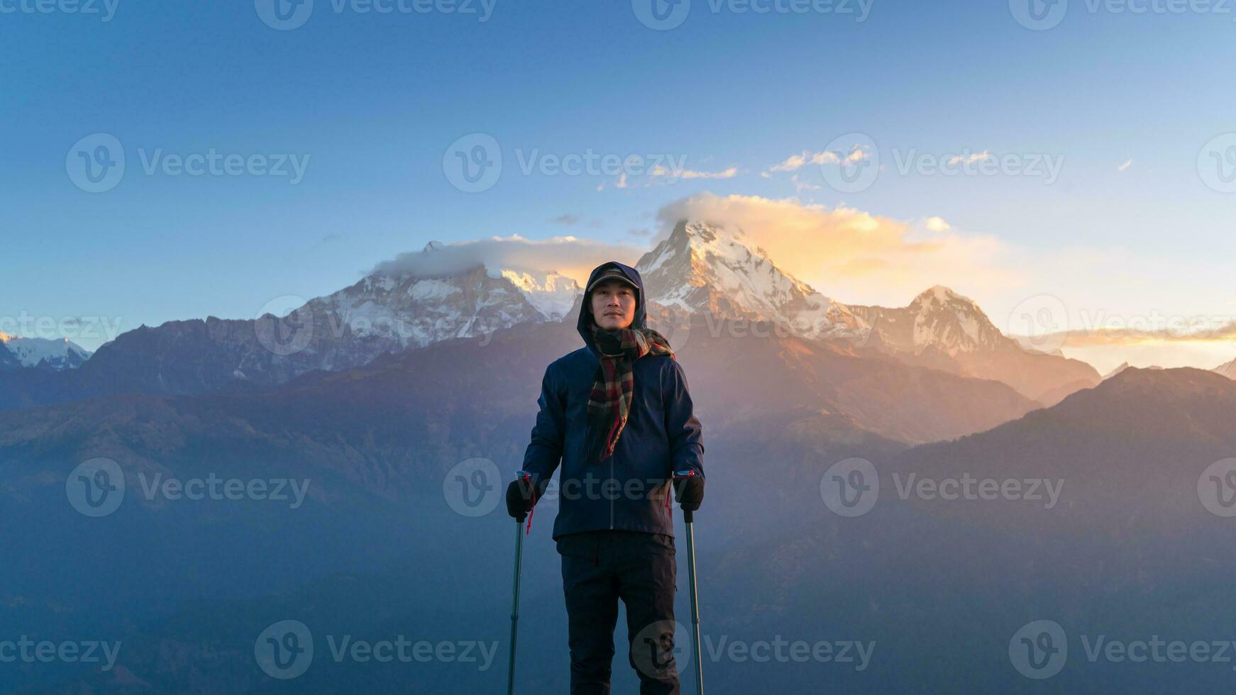 un joven viajero trekking en poon colina ver punto en ghorepani, Nepal foto