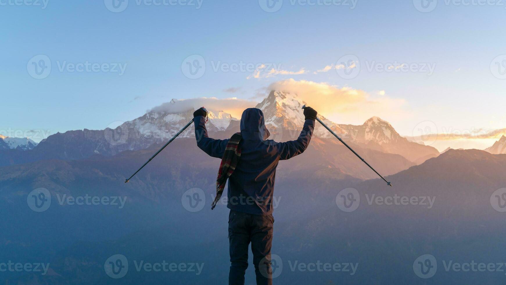 un joven viajero trekking en poon colina ver punto en ghorepani, Nepal foto