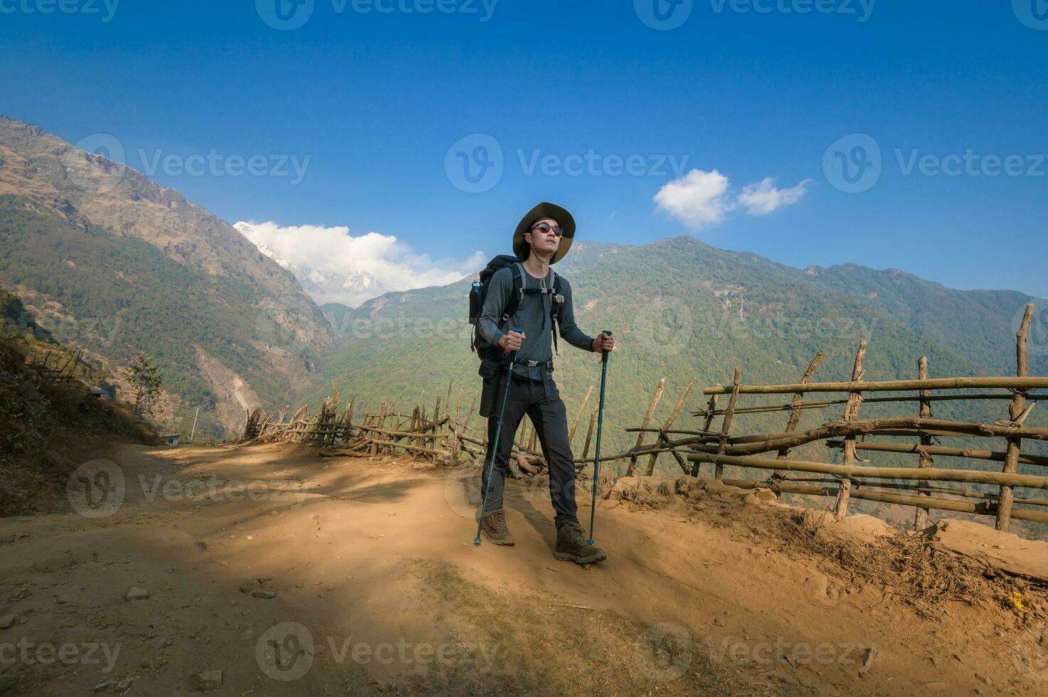 un joven viajero trekking en bosque sendero , Nepal foto