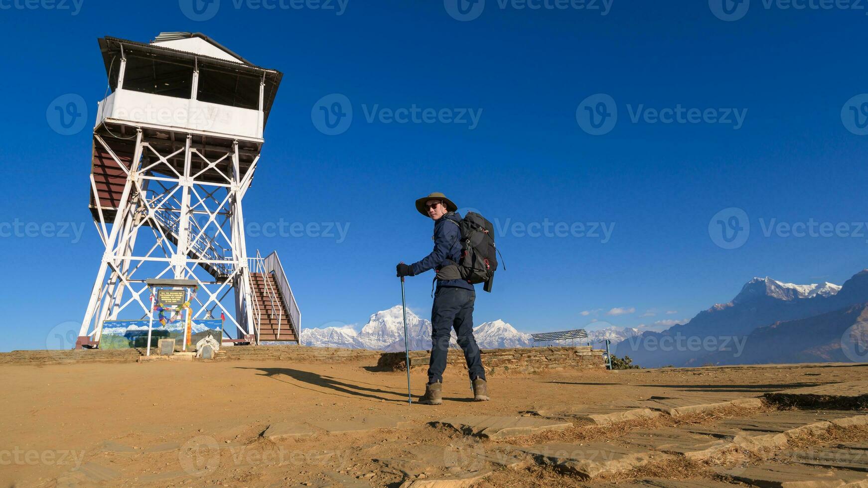 un joven viajero trekking en poon colina ver punto en ghorepani, Nepal foto