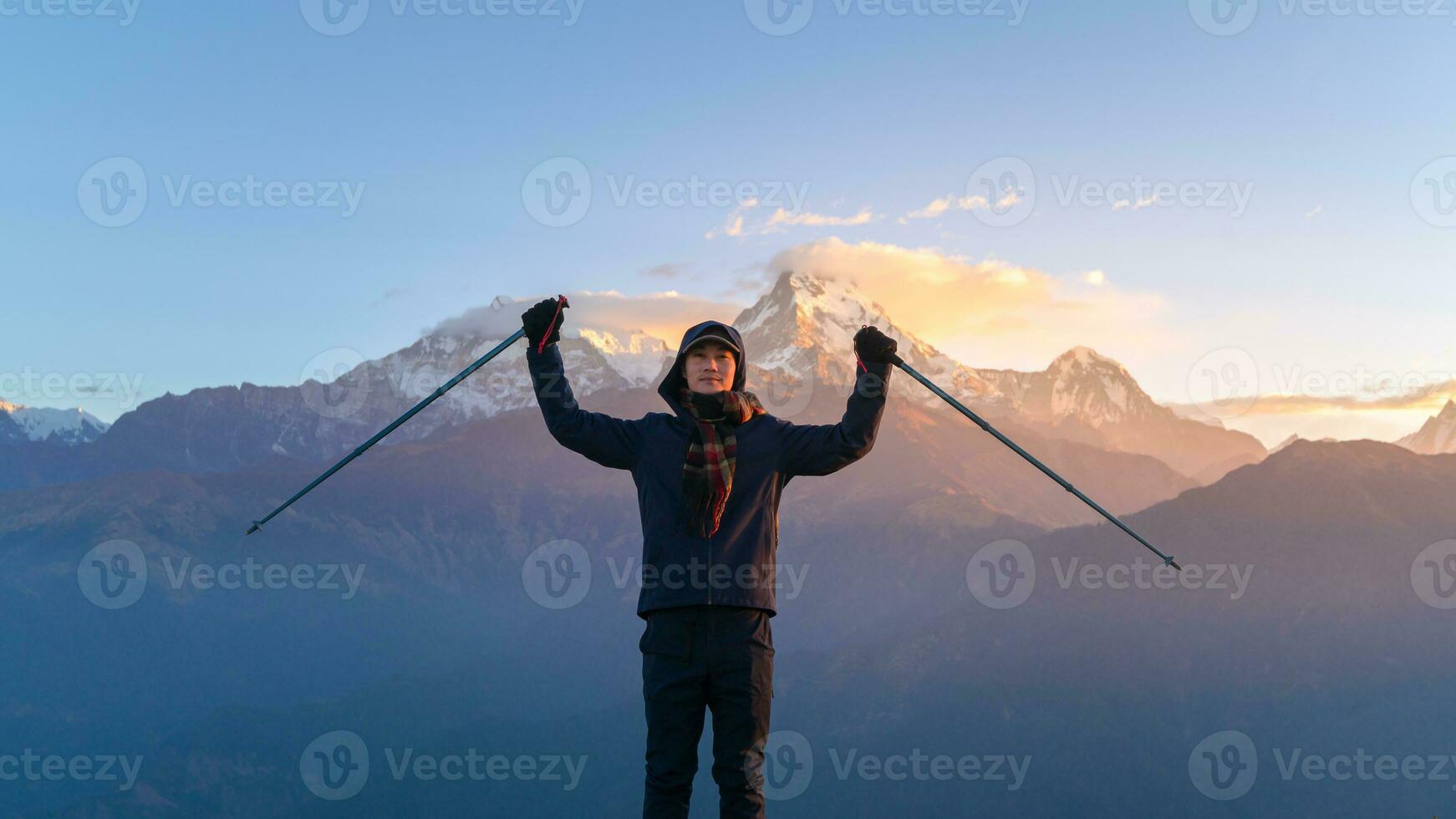 un joven viajero trekking en poon colina ver punto en ghorepani, Nepal foto