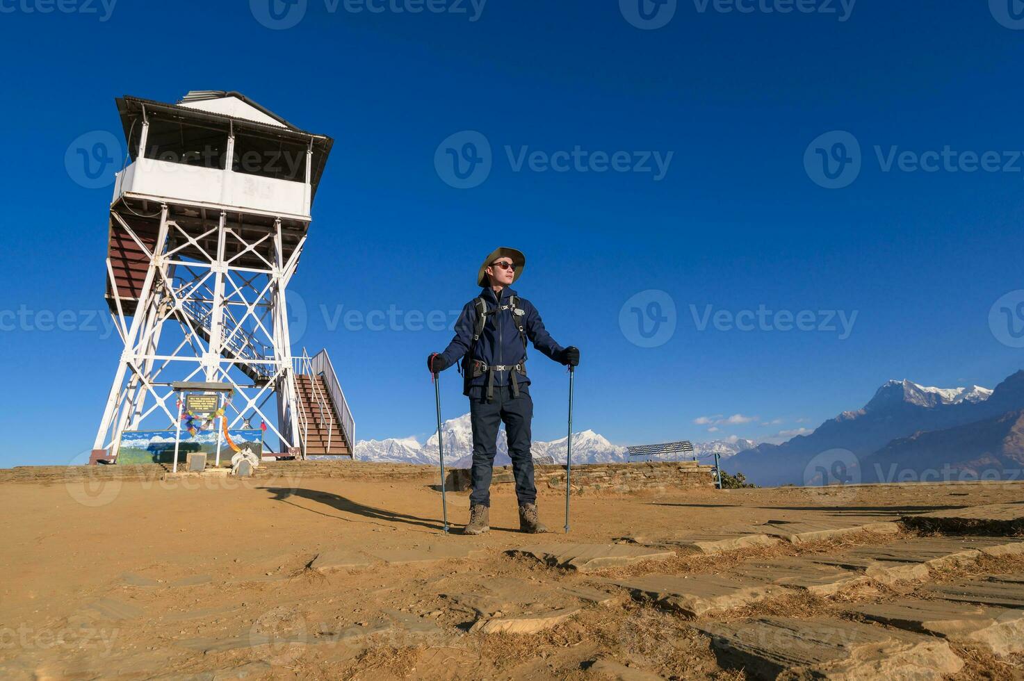 un joven viajero trekking en poon colina ver punto en ghorepani, Nepal foto