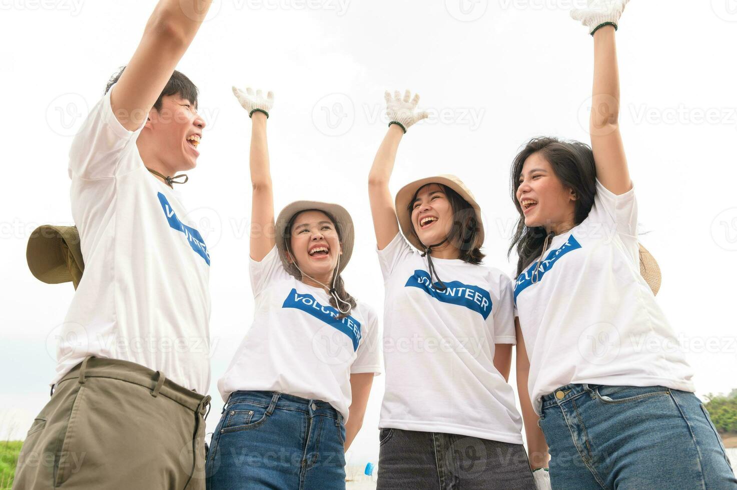 Volunteers from the Asian youth community using rubbish bags cleaning  up nature par photo