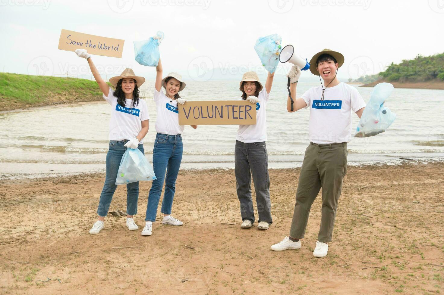 voluntarios desde el asiático juventud comunidad utilizando basura pantalones limpieza arriba naturaleza par foto