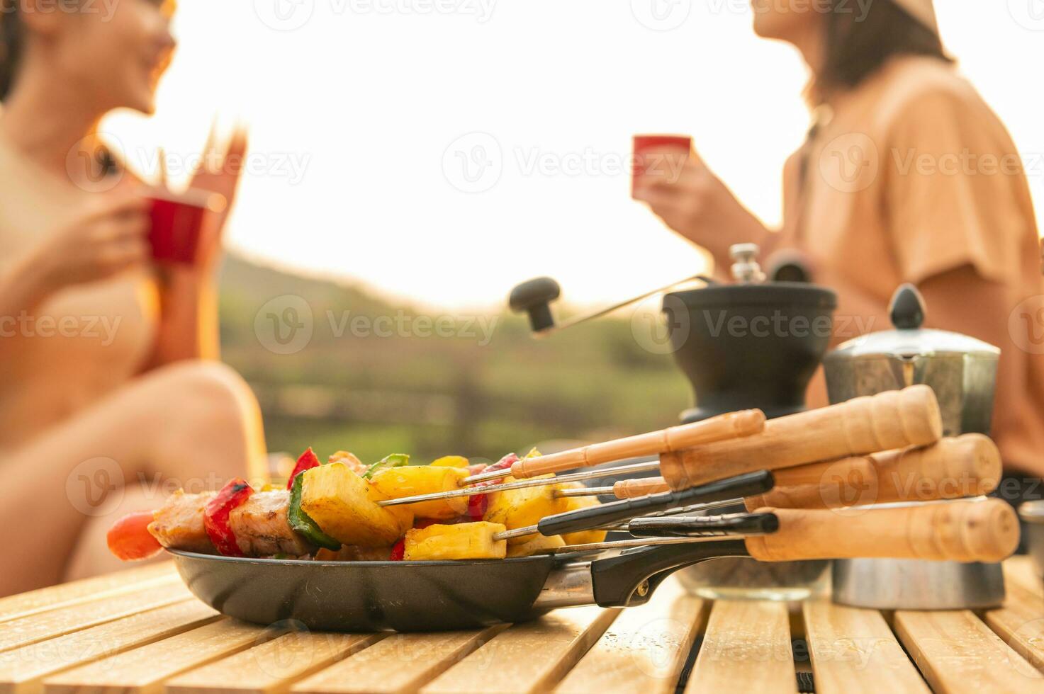 de cerca barbacoa parrilla en cámping foto