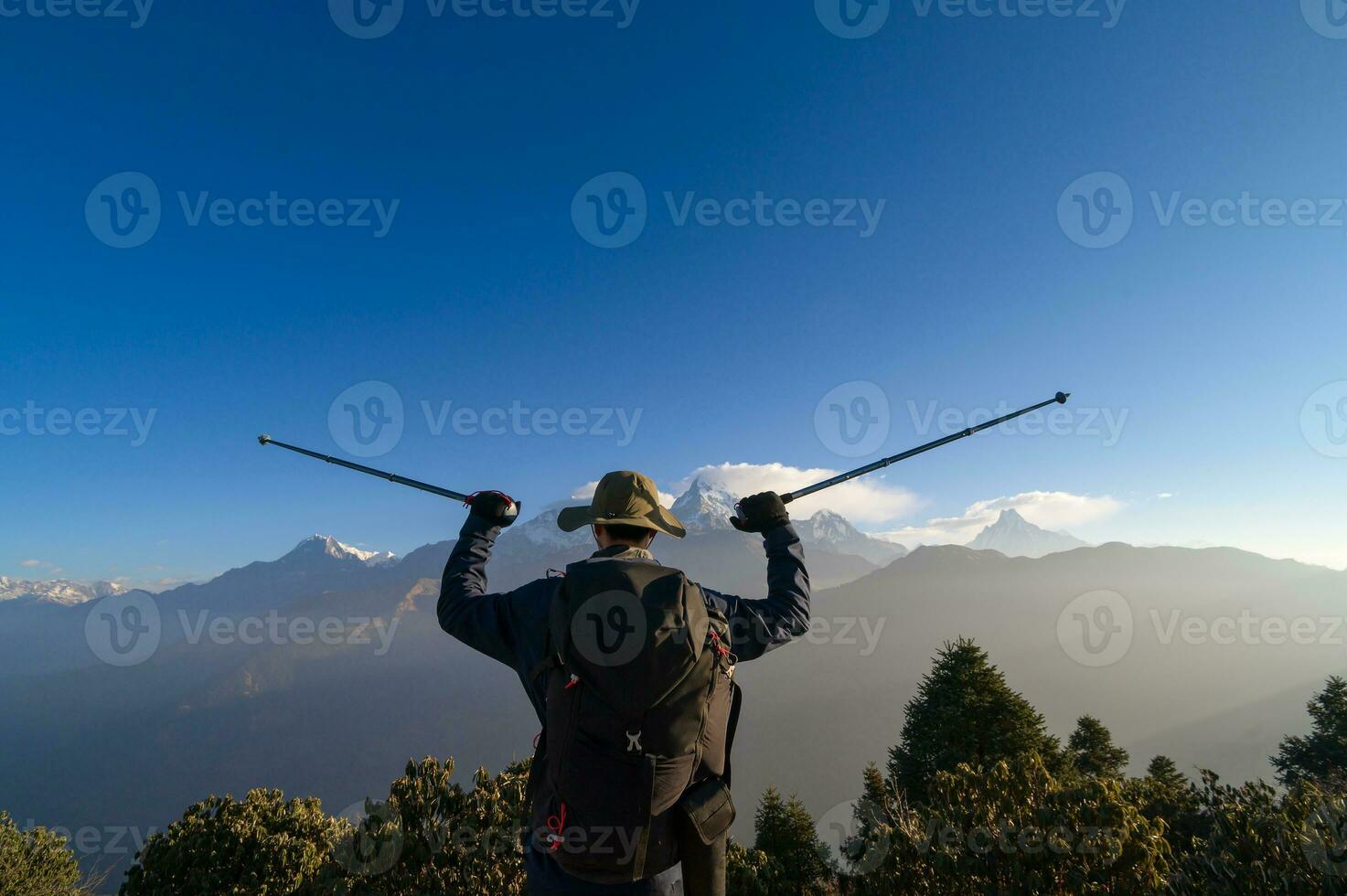 un joven viajero trekking en poon colina ver punto en ghorepani, Nepal foto