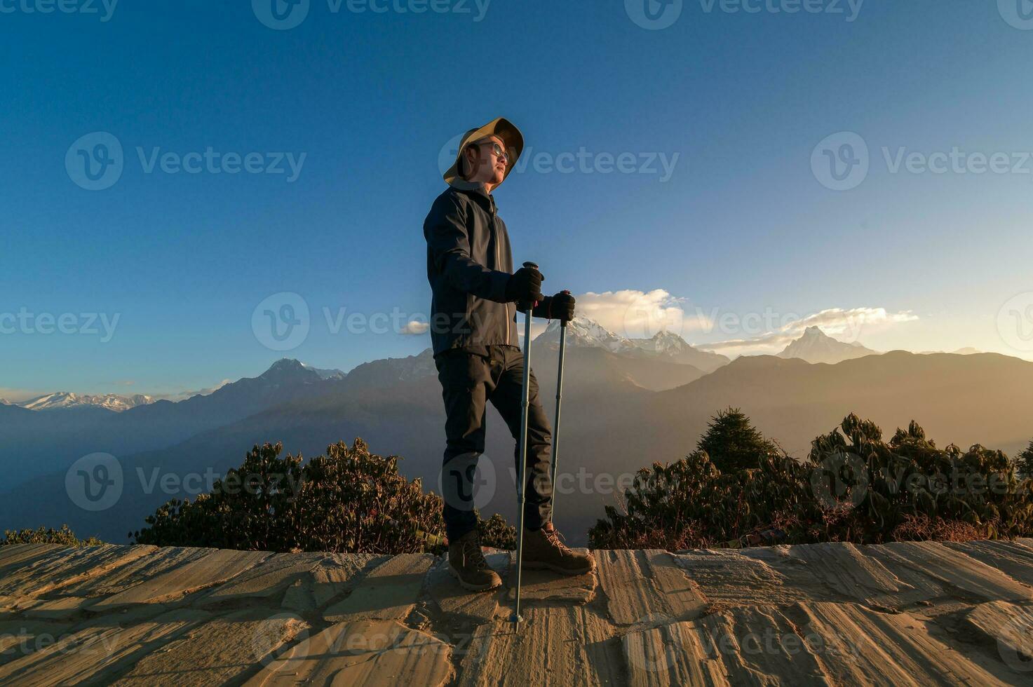 un joven viajero trekking en poon colina ver punto en ghorepani, Nepal foto