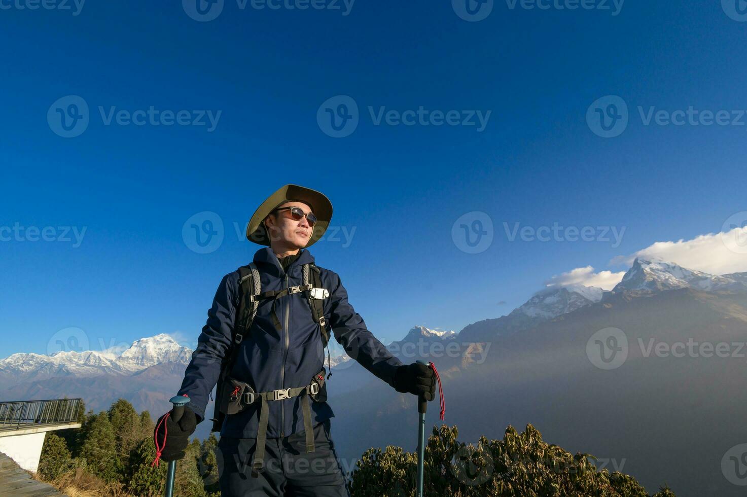 un joven viajero trekking en poon colina ver punto en ghorepani, Nepal foto