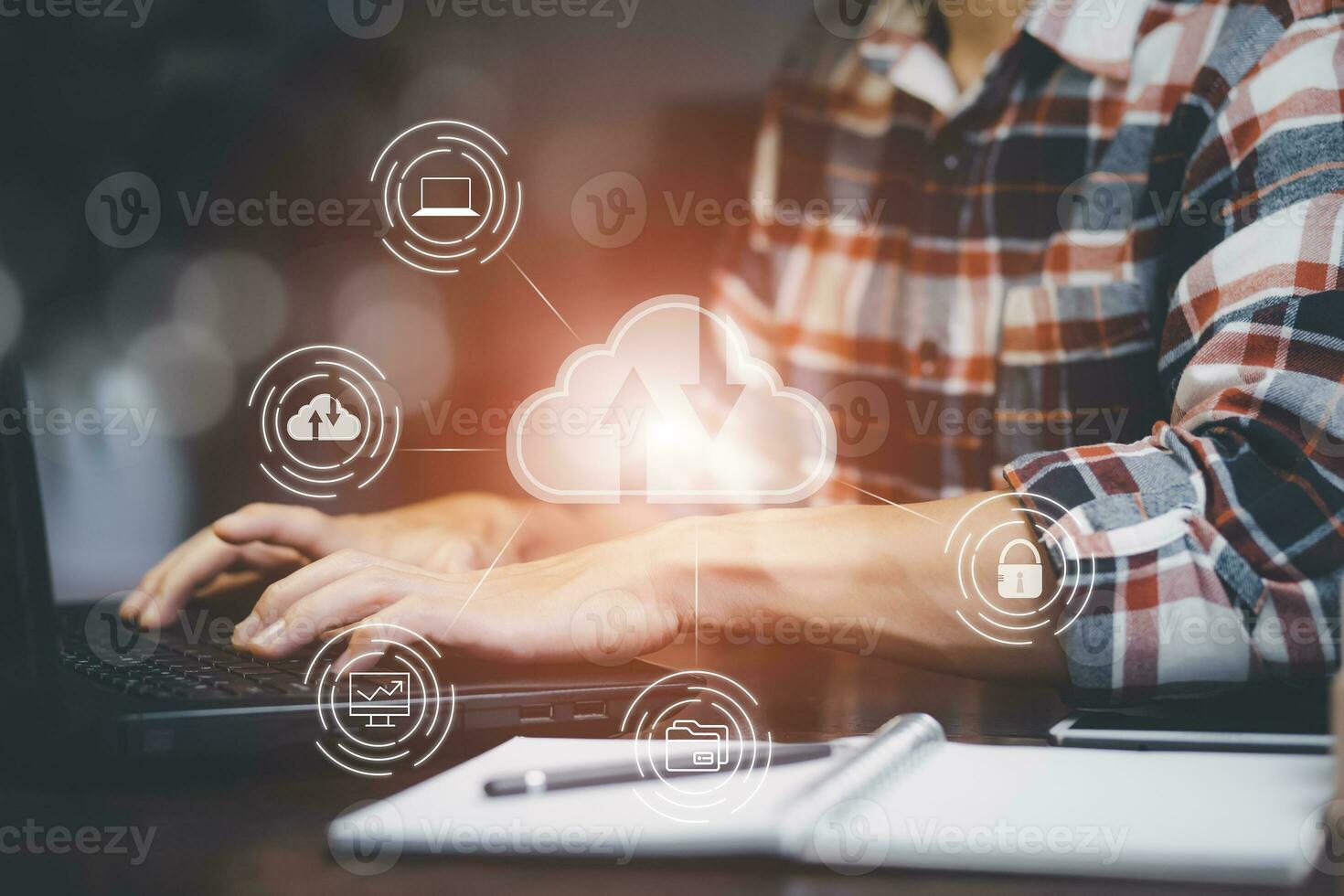 mano utilizando ordenador portátil con nube informática y icono en línea almacenamiento concepto, nube informática tecnología Internet almacenamiento red concepto y un grande base de datos grande datos mediante Internet tecnología, foto