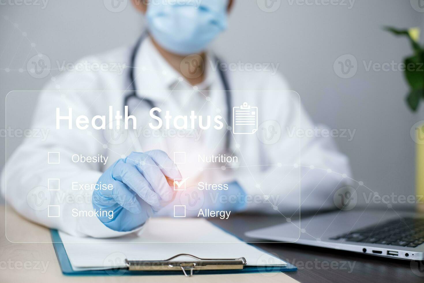 médico médico y médico tecnología y futurista concepto, médico utilizando ordenador portátil y salud médico red conexión icono en virtual pantalla interfaz, moderno médico tecnología y innovación. foto