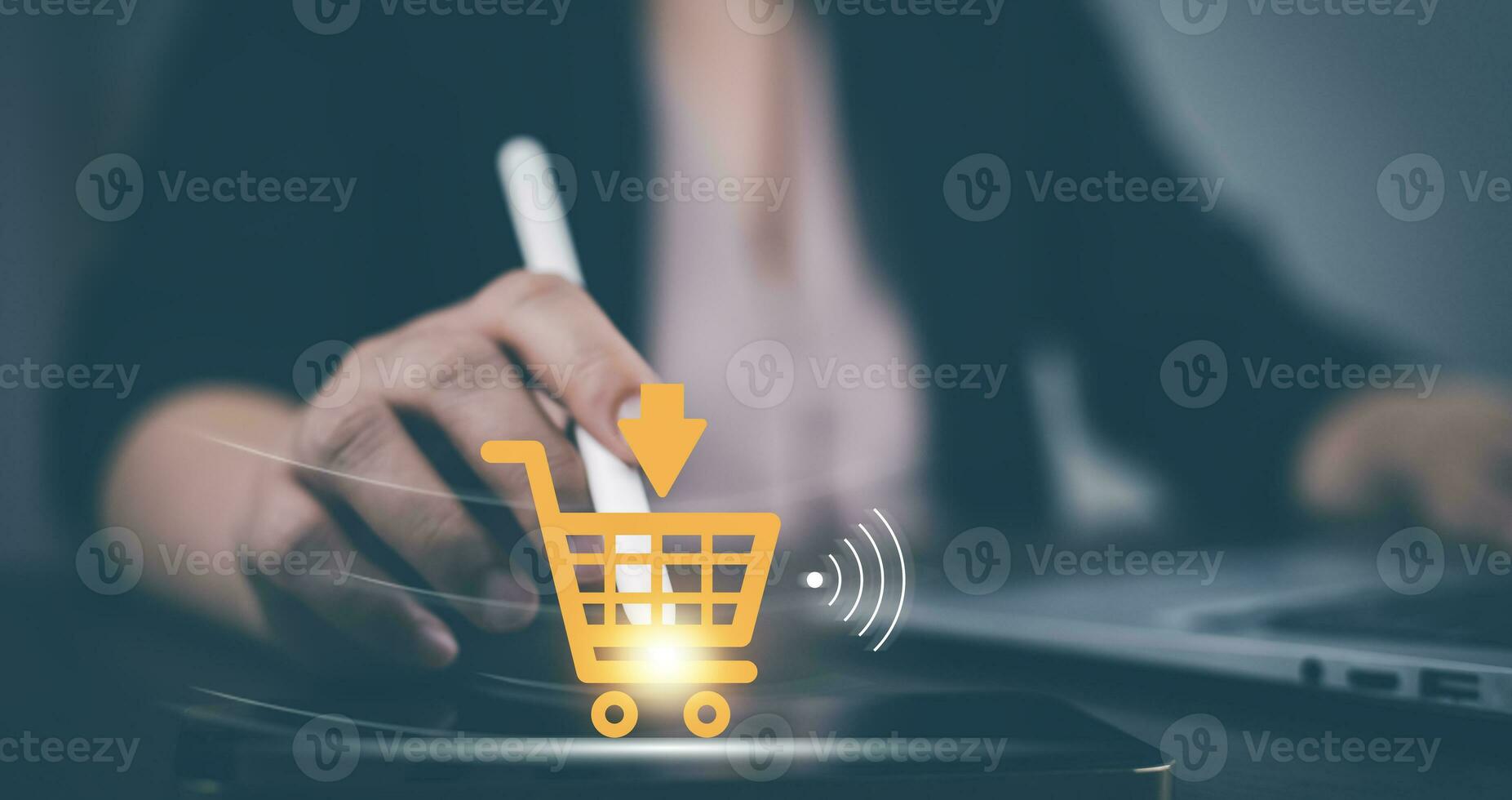 empresario sostener teléfono inteligente con en línea compras concepto, mercado sitio web con virtual interfaz de en línea compras carro parte de el red, en línea compras negocio con seleccionando compras carro. foto