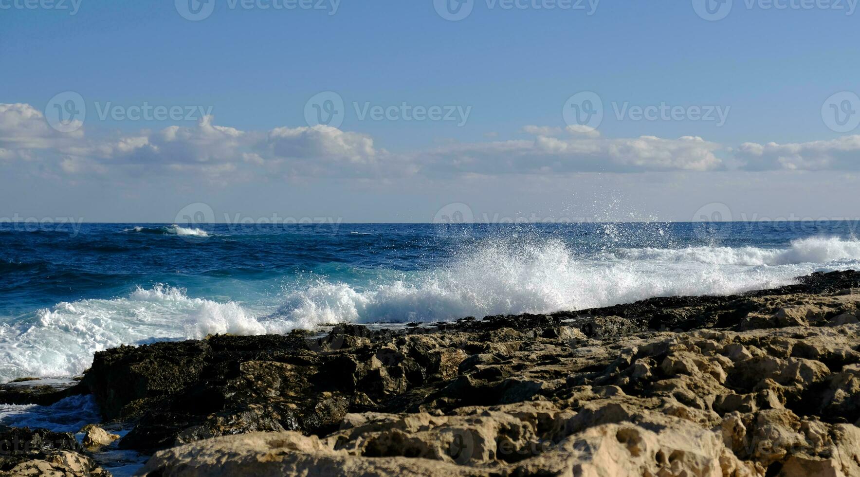 azul mar ola y blanco espuma y chapoteo. Roca playa en isla de Malta, No arenoso playa. verano fiesta frontera marco concepto. tropical isla vacaciones fondo. turista viaje bandera diseño modelo. foto