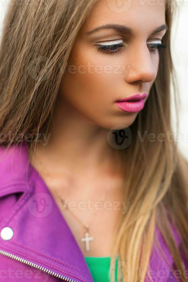 elegante Moda retrato de un hermosa mujer con brillante labios y un chaqueta foto