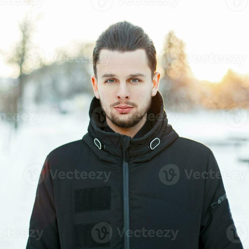 hermosa invierno retrato. hermoso hombre con peinado foto