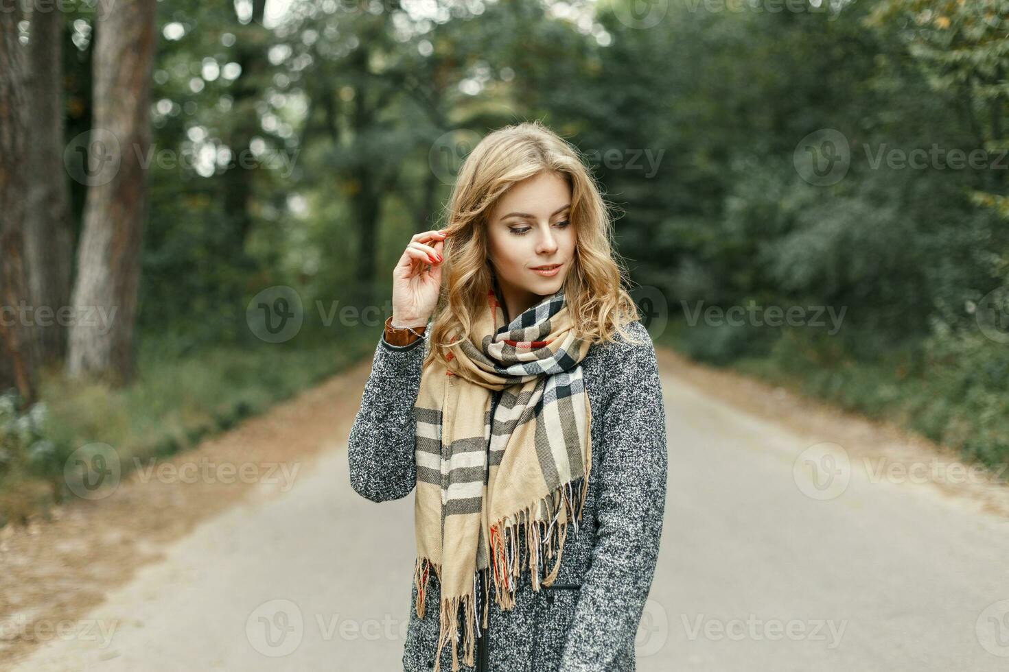 elegante hermosa niña en otoño ropa con un bufanda en el antecedentes de otoño parque foto
