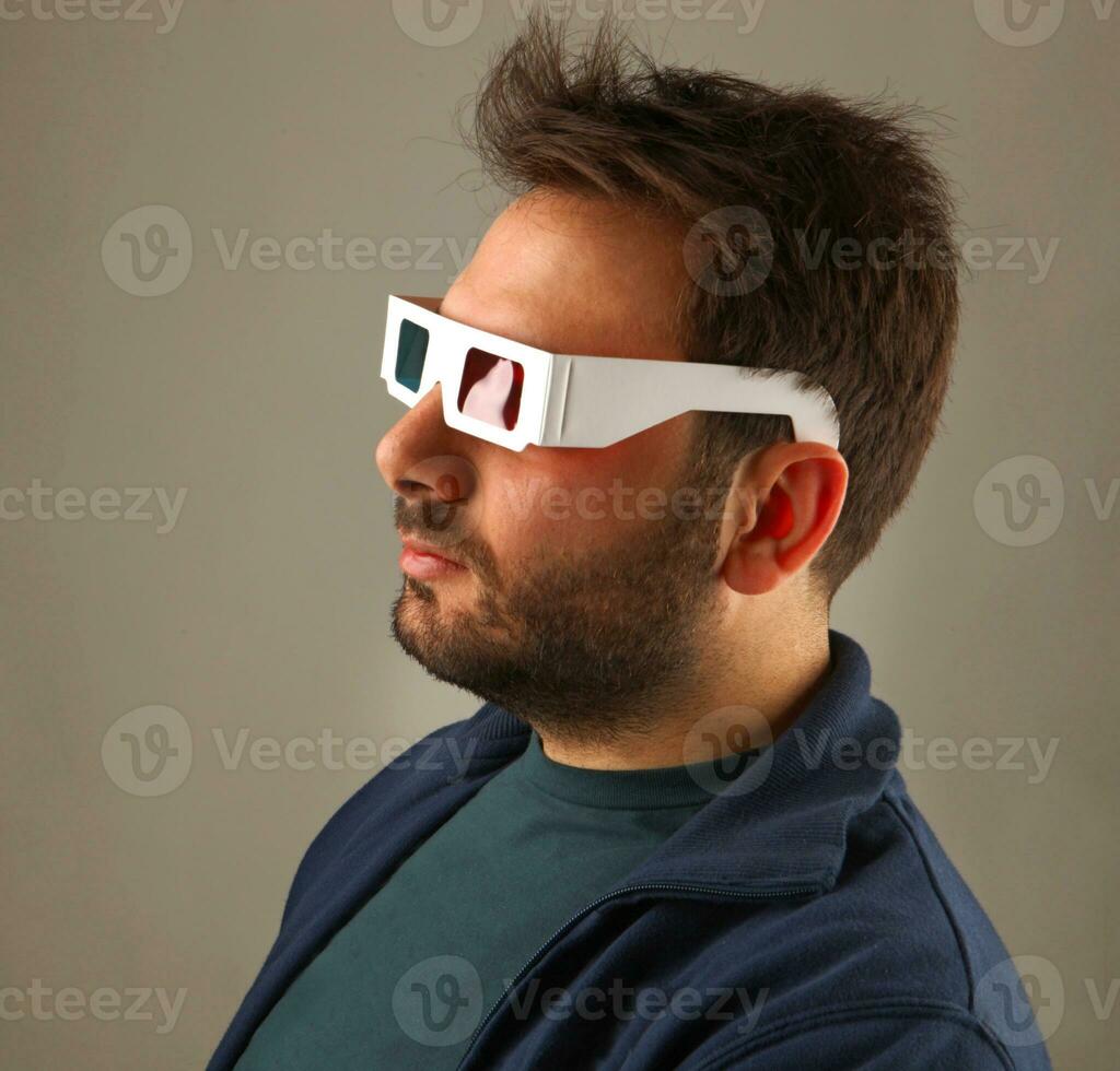 hombre vistiendo 3d lentes foto