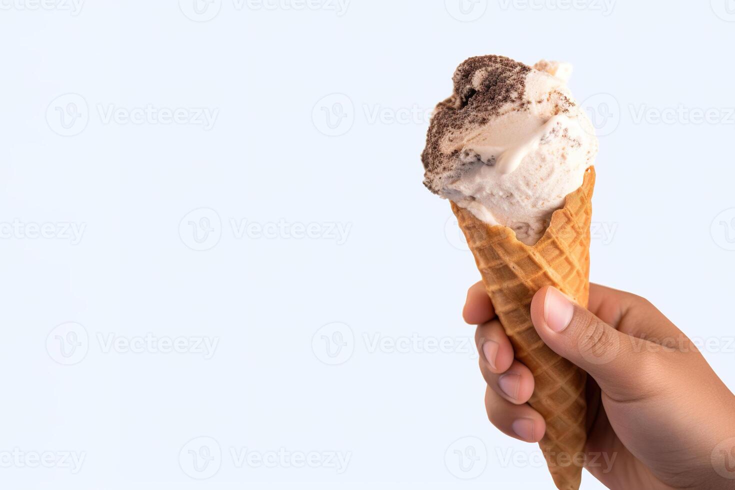 mano participación delicioso galletas y crema hielo crema en un crujiente gofre cono con Copiar espacio. ai generado foto