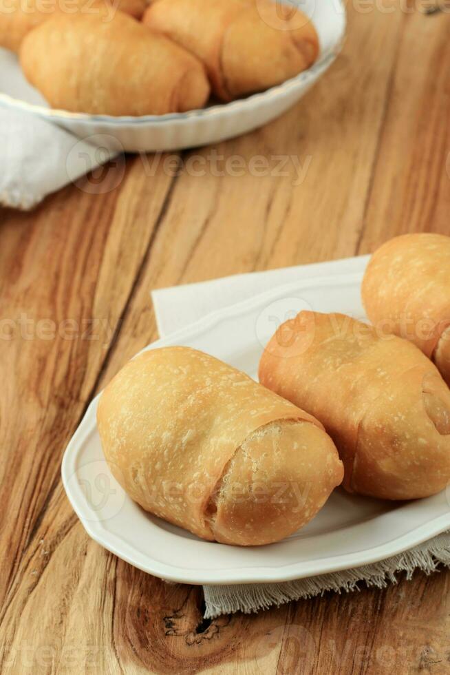 kue Molen, maduro plátano envuelto con harina masa y profundo frito. foto