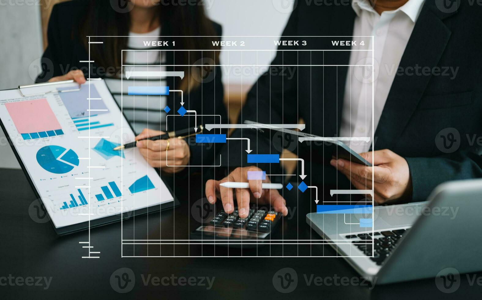 gerente de proyecto trabajando y actualizando tareas con hitos, planificación de progreso y diagrama de programación de diagrama de Gantt. Tranvía comercial trabajando en la oficina foto