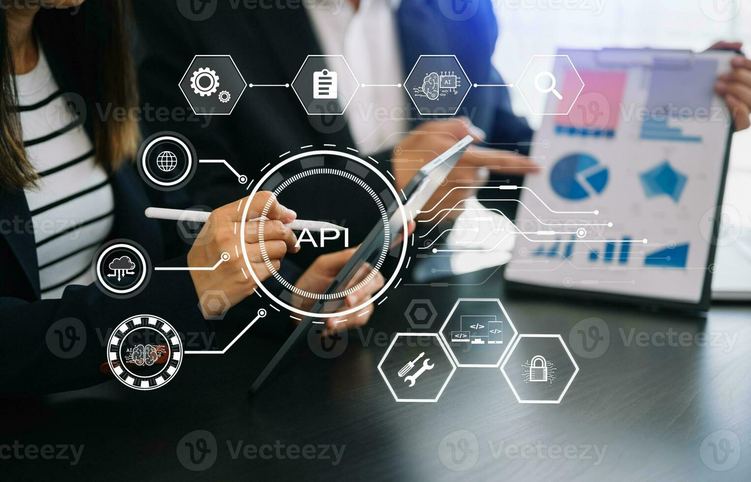 api solicitud programación interfaz, mujer utilizando computadora portátil, tableta y teléfono inteligente con virtual pantalla api icono software desarrollo herramienta, moderno tecnología y redes concepto. foto