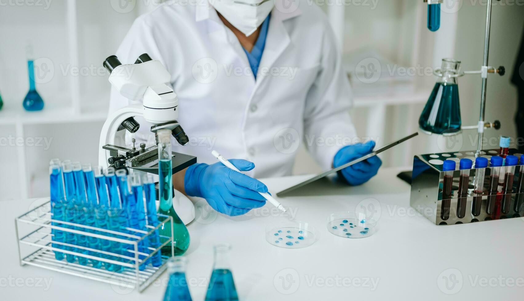 científico mezclando líquidos químicos en el laboratorio de química. investigador trabajando en el laboratorio foto