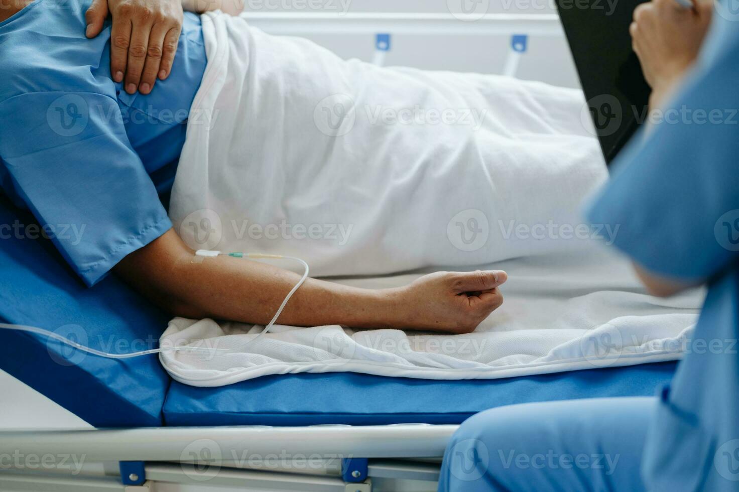 el del paciente mano es en cama en el hospital. foto