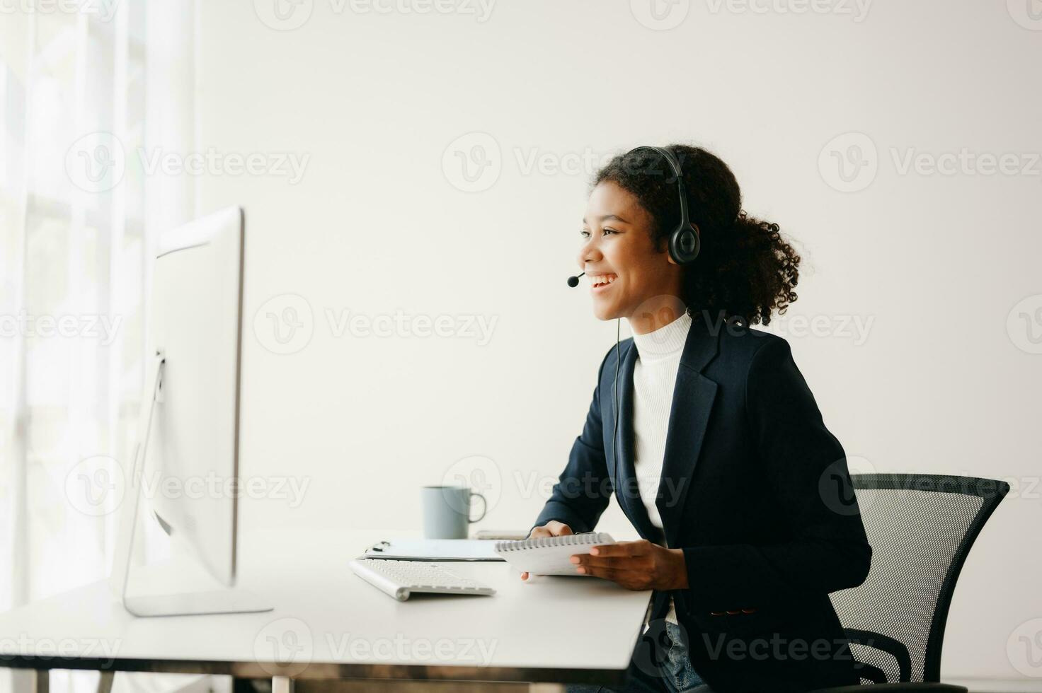 grave llamada centrar operador en inalámbrico auriculares hablando con cliente, mujer en auriculares con micrófono consultante cliente en teléfono en cliente apoyo Servicio en negocio centrar foto