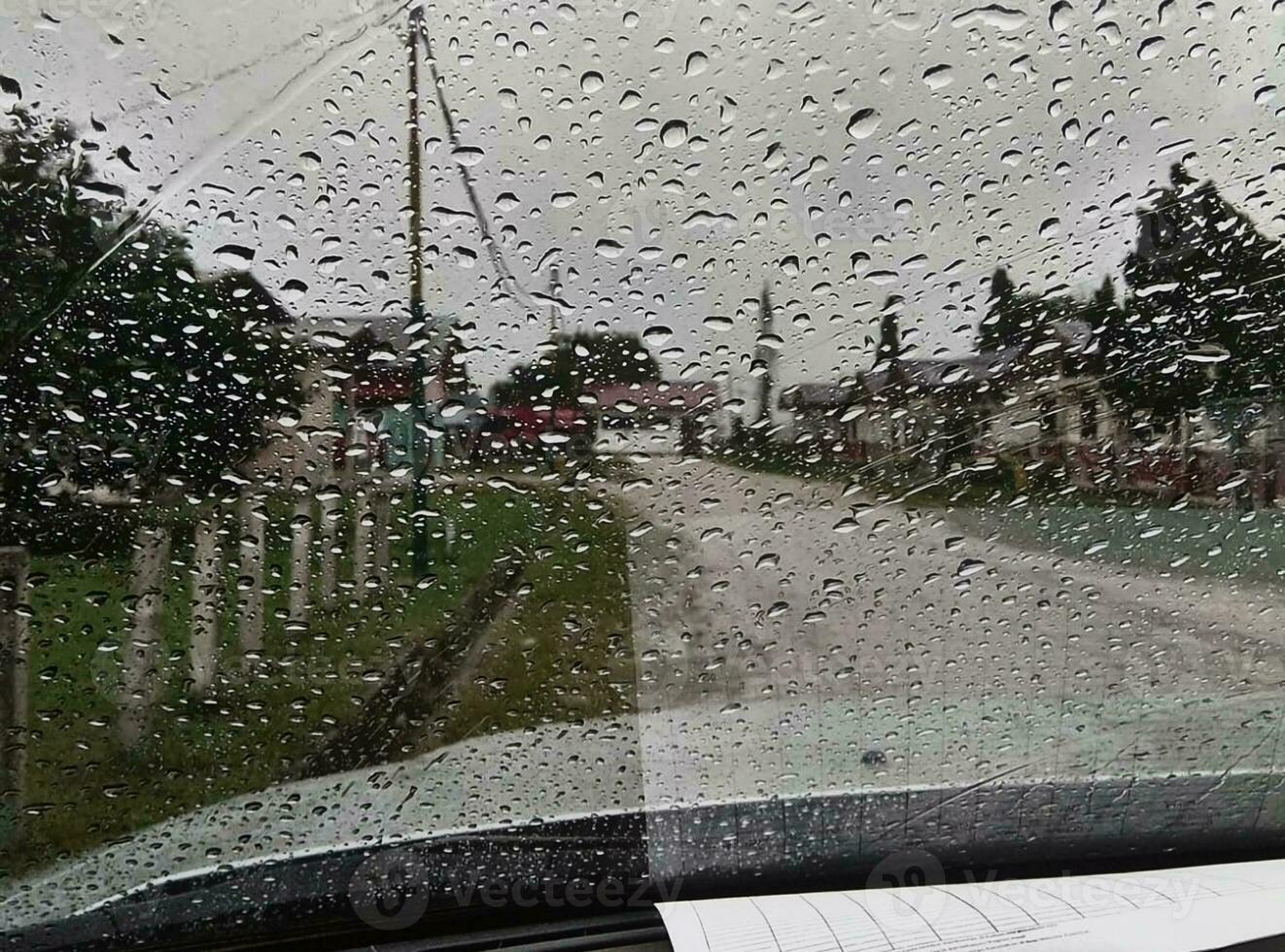 dentro coche ver borroso tráfico en lluvioso día foto