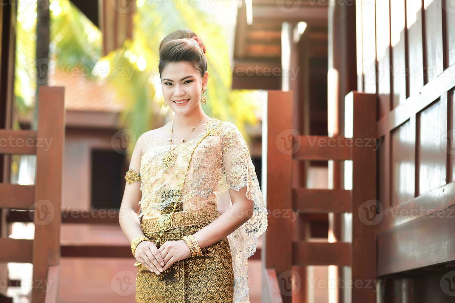 hermosa chica tailandesa en traje tradicional tailandés foto
