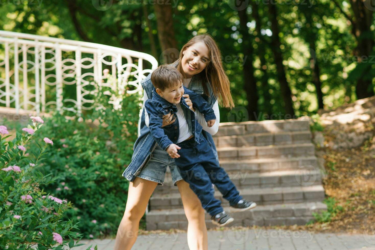 caucásico familia, mamá y pequeño hijo abrazo y tener divertido en un caminar en el parque en verano. de la madre día foto