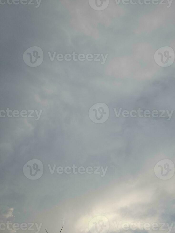 blanco nubes en el azul cielo Perfecto para el antecedentes foto