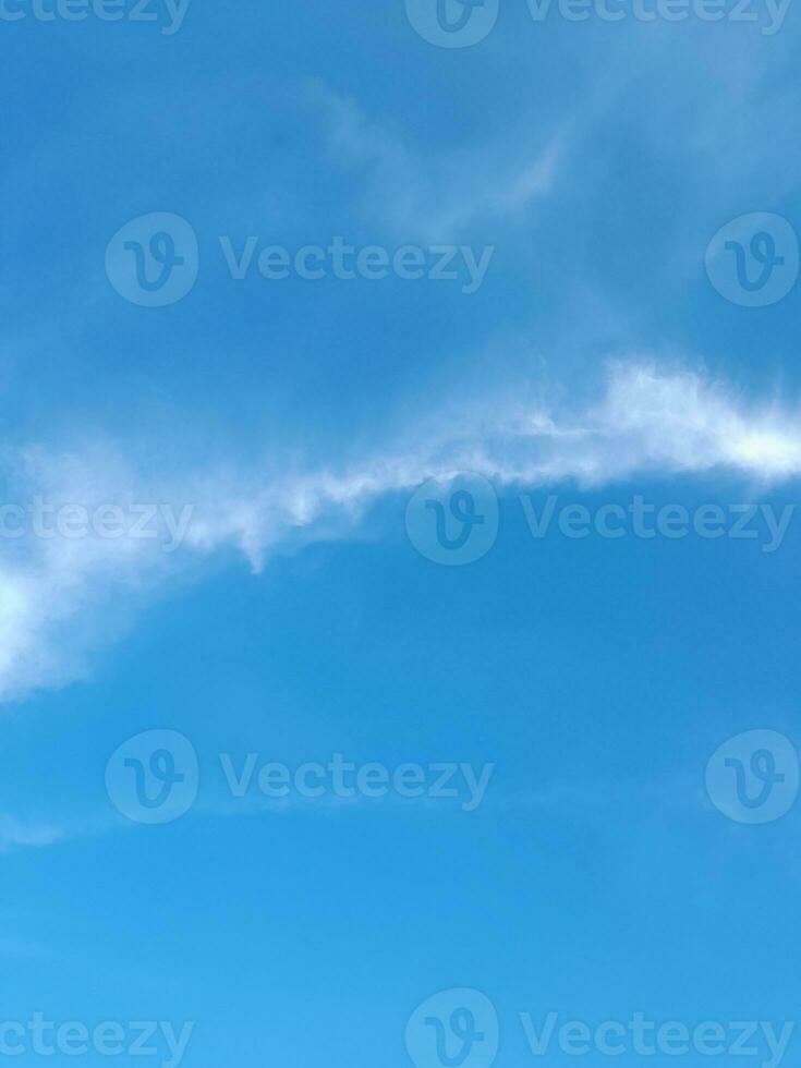 blanco nubes en el azul cielo Perfecto para el antecedentes foto