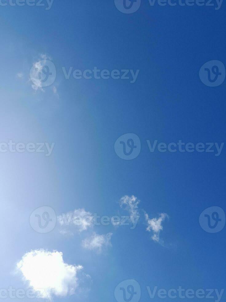 blanco nubes en el azul cielo Perfecto para el antecedentes foto