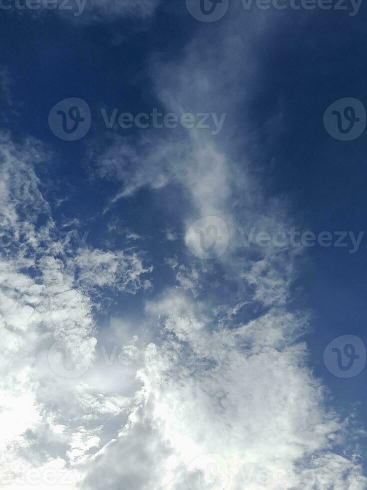 blanco nubes en el azul cielo Perfecto para el antecedentes foto