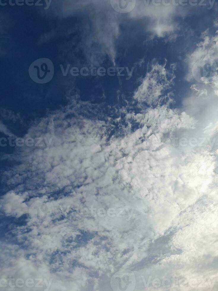 blanco nubes en el azul cielo Perfecto para el antecedentes foto