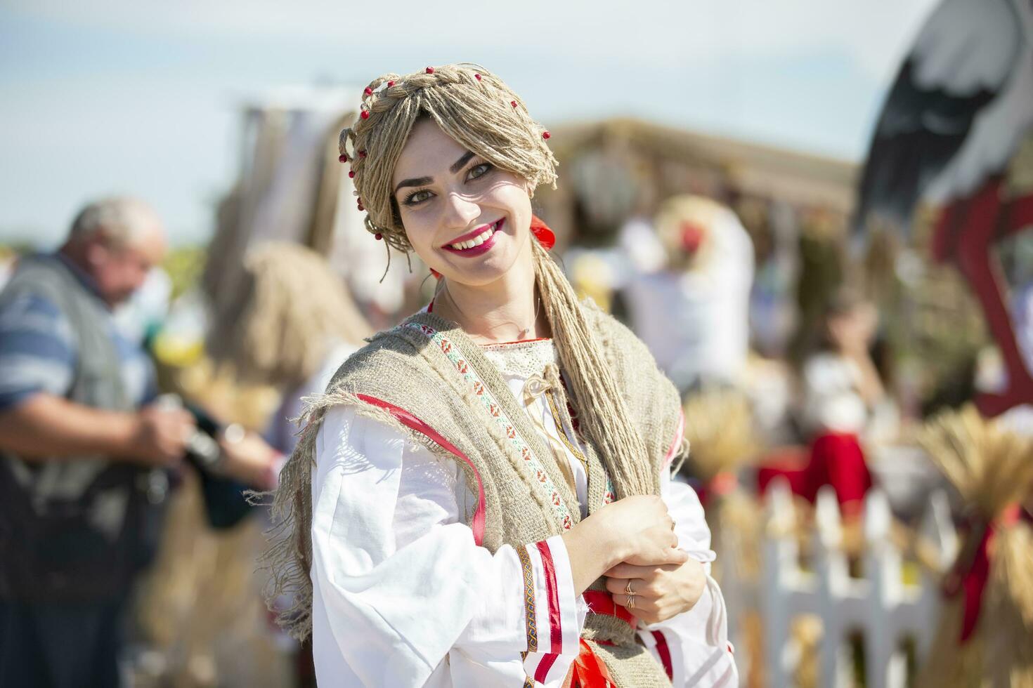 08 29 2020 bielorrusia, lyaskovichi. celebracion en el ciudad. eslavo mujer en nacional vestir con linaza cabello. foto