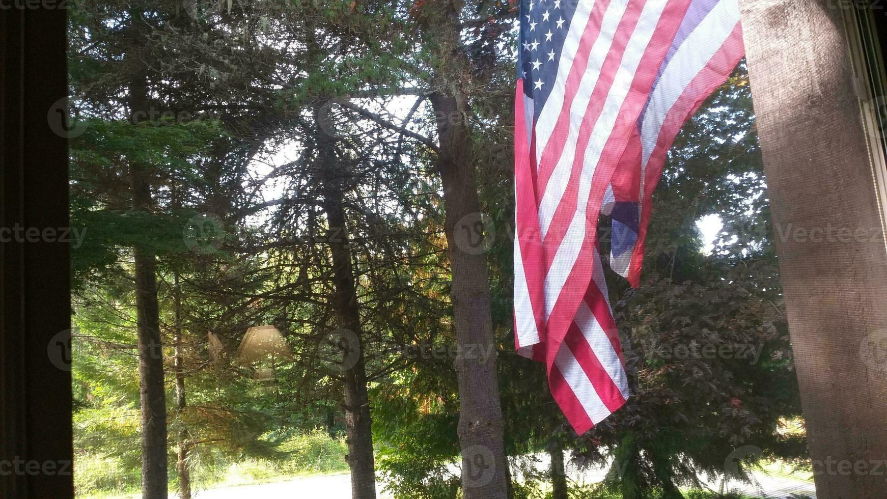 americano bandera en un azul cielo foto